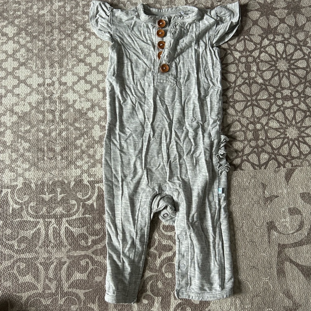 Posh Peanut Onesie 6-9 months in gray